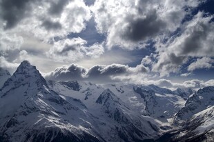 壮丽雪山云海景观