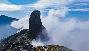 山巅孤石傲立云海间