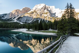 雪山湖泊旁的冬日美景