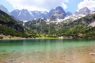高山碧湖美景