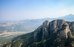 壮丽山景俯瞰图