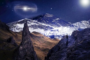 夜空下的壮丽雪山景观