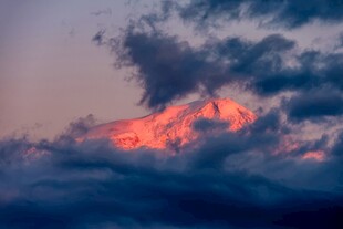 夕阳下的壮丽雪山景观