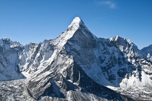 巍峨雪山壮丽景观