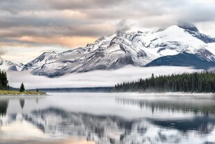 雪山湖泊静谧美景