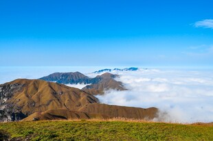 高山云海壮丽自然景观
