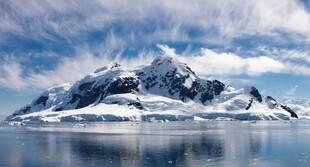 冰雪覆盖的孤耸雪山