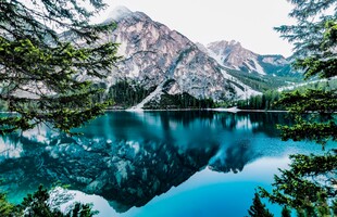 高山蓝湖美景