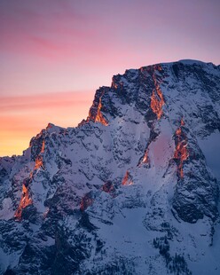 雪山的壮丽日出景观