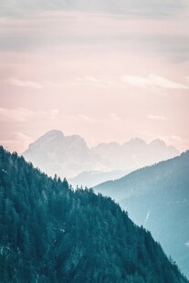 山间暮色层峦叠嶂之景