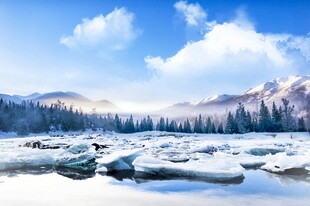 冬日冰雪覆盖的静谧山河