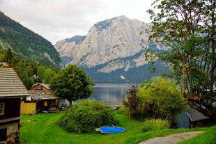 湖畔山间的静谧小屋