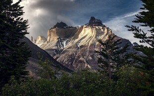 壮丽山峰与云雾景观