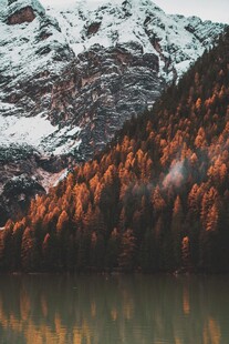 雪山湖畔绚烂秋景