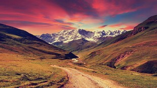 山间公路壮丽云霞雪山景