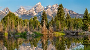 山间湖畔壮丽自然景观