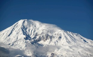 巍峨雪山