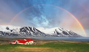 雪山下的彩虹与红顶小屋