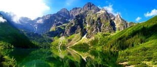 壮丽山景翠绿山峦与蓝天