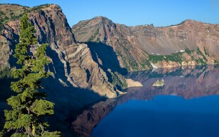 壮丽火山湖景观