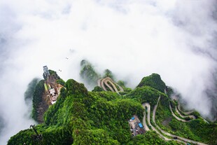 云雾缭绕中的翠绿山峦