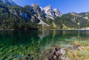 高山下的清澈碧绿湖泊