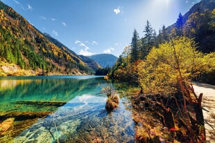 梦幻山水间的清澈湖泊