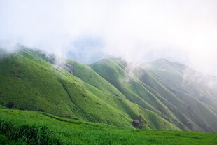 云雾缭绕的翠绿山峦