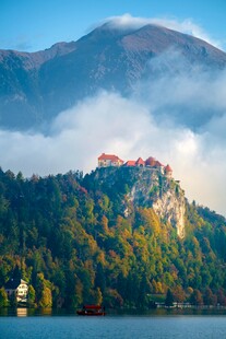 湖畔山峦上的壮丽景致