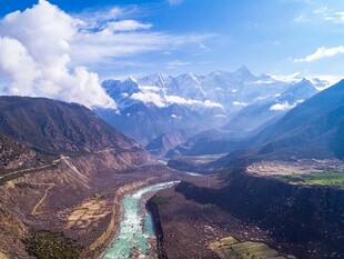 壮丽山河间的蜿蜒河流