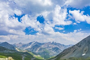 壮丽高山与蓝天白云景观