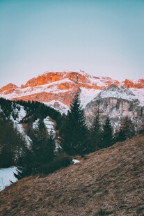 雪山夕照下的山林美景