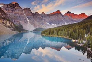 湖畔山色美景
