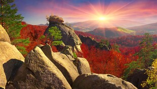 登山者赏秋日壮丽山景