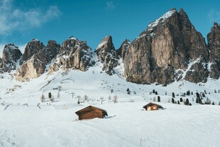 雪山下的静谧小屋