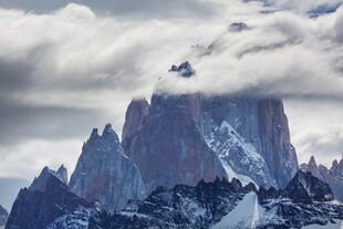 巍峨雪山云雾缭绕之景