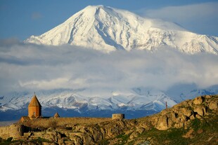 雪山下的古老建筑景观