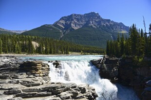 山间瀑布与壮丽山脉景观