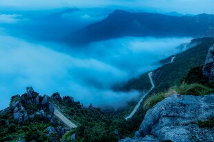 山间云海环绕壮丽景致