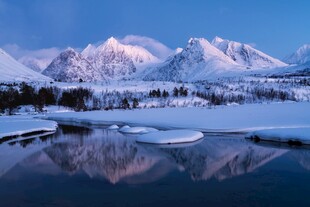 雪山湖泊冬日绝美倒影