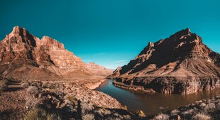 壮丽山间湖景