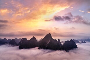 云海中的壮丽山峦日出