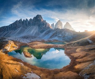 山间湖泊壮丽自然景观