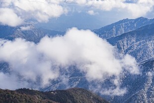 云海环绕的壮丽山峦