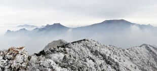 山巅云雾缭绕的壮美景色