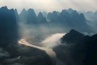 山水间云雾缭绕的壮美景色