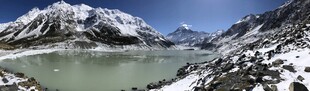 雪山环绕的碧绿湖泊