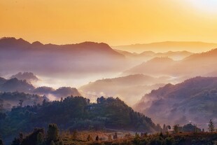 日出下的山峦云海美景