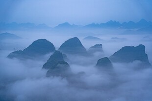 云雾缭绕的壮美山峦景色