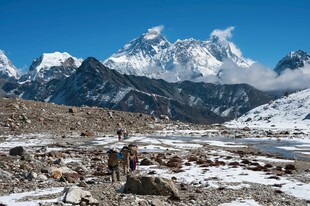 雪山徒步场景